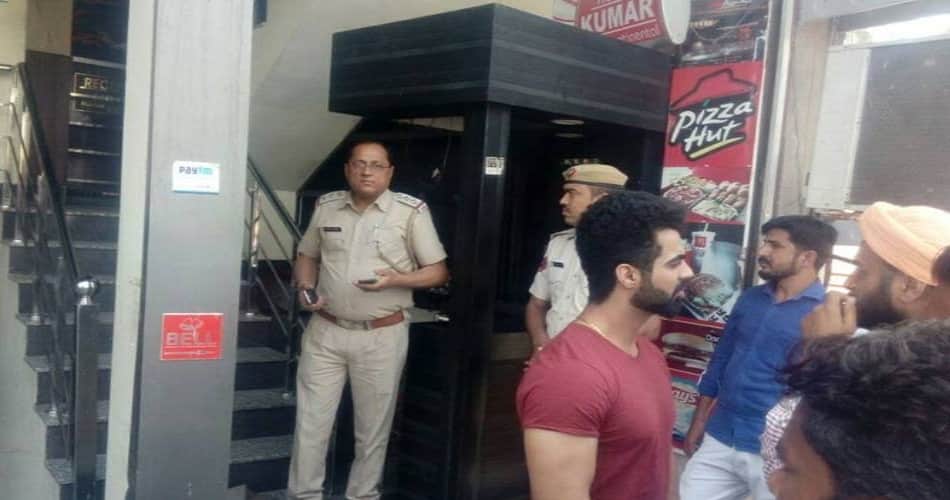 policeman beaten by people after handed with women in hotel