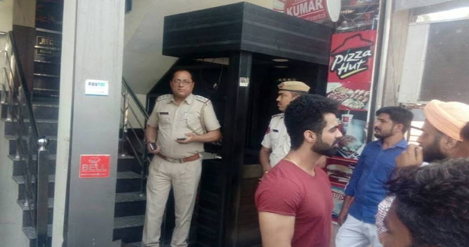 policeman beaten by people after handed with women in hotel