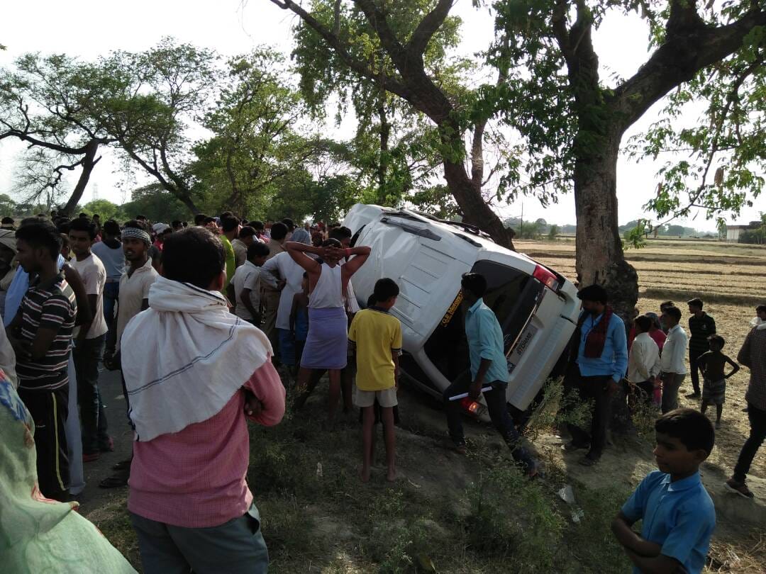 over speed tata safari turn over on road after hit tree