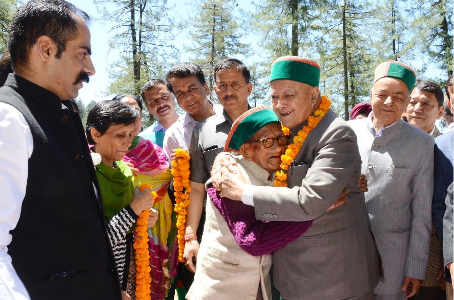 CM Virbhadra Singh Listen 100 Years Old Man Problem at Craignano shimla.