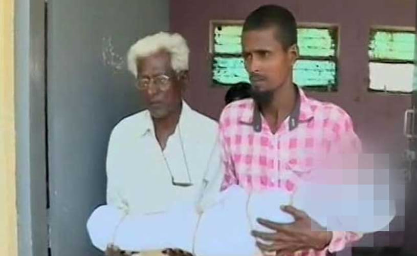 Man Carries Sons’s Body On Two wheelar In Karnataka