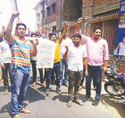 pak ki barbarta par foota gussa