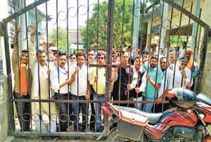 protest in lalganj tehsil