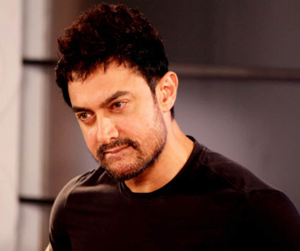 Aamir Khan video playing gali cricket with children got viral on social media got trolled for not wearing mask