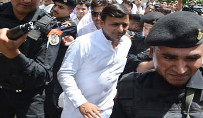 akhilesh yadav at martyr captain ayush yadav home