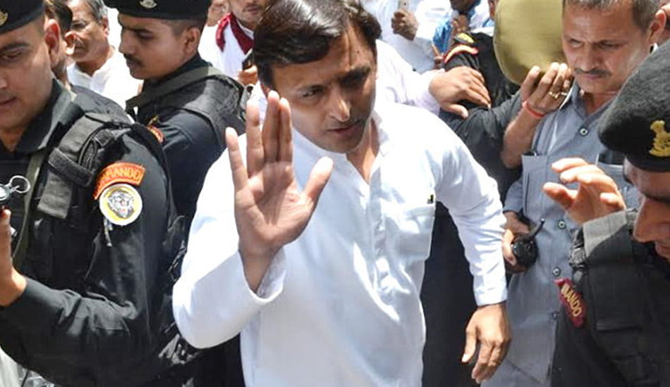akhilesh yadav at martyr captain ayush yadav home