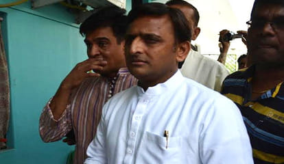 akhilesh yadav at martyr captain ayush yadav home