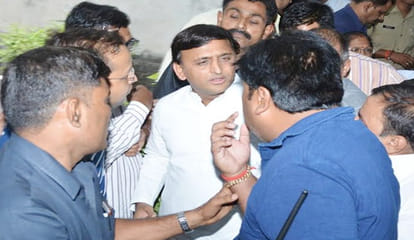 akhilesh yadav at martyr captain ayush yadav home