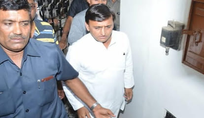 akhilesh yadav at martyr captain ayush yadav home
