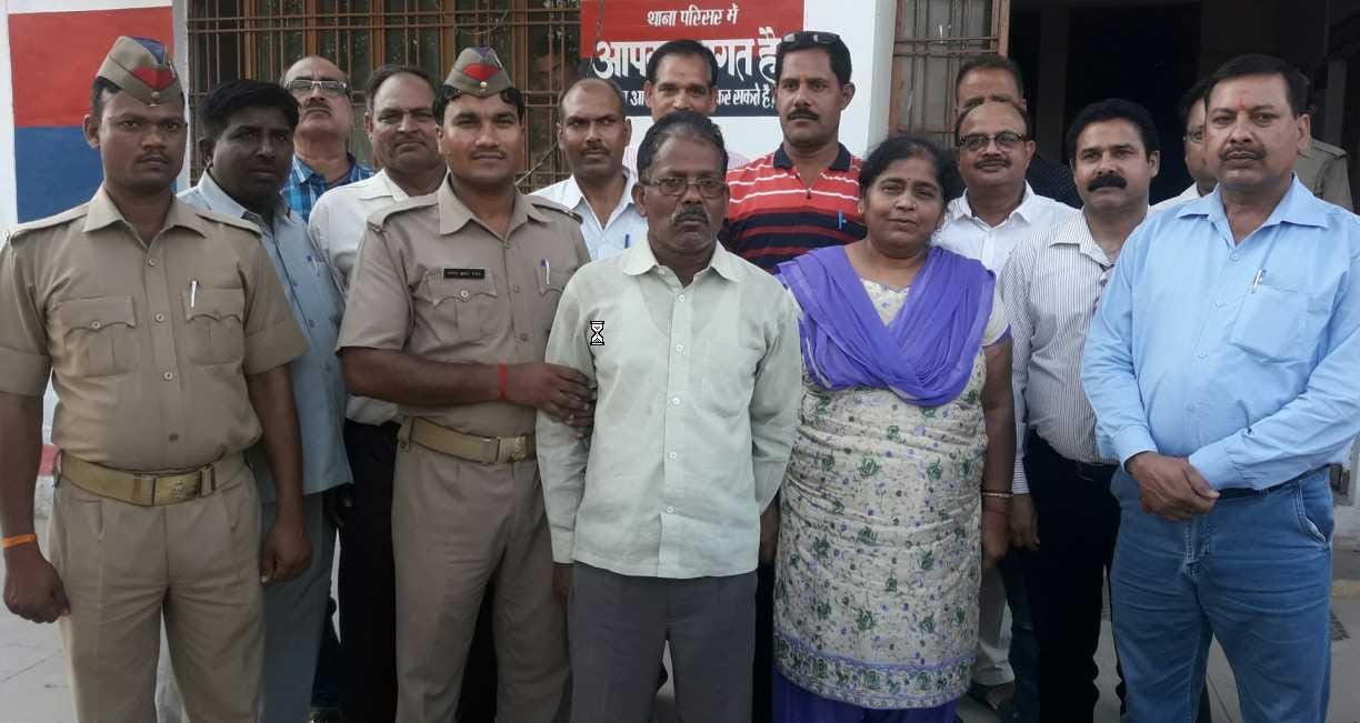 Cane Supervisor taking bribe
