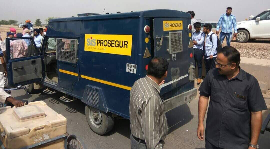 more than 1 crore rupees robbed from axis bank cash van at rajpura