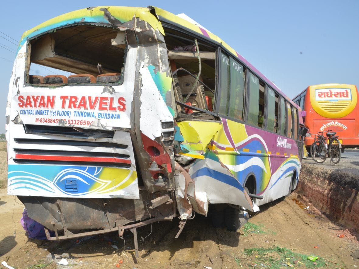 bus collides tree, injured 24