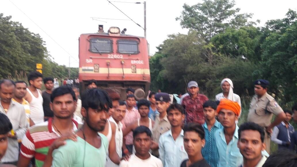 Vaishali Express stopped at Tikepar