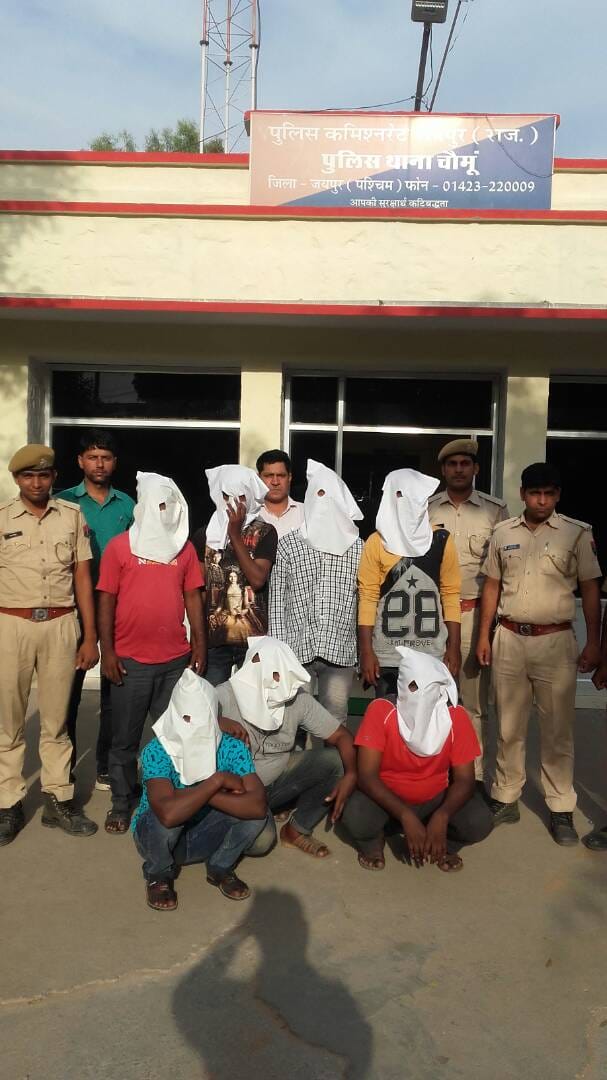 A gang arrest in jaipur who does offence by Throw money on the road and grabbing 
