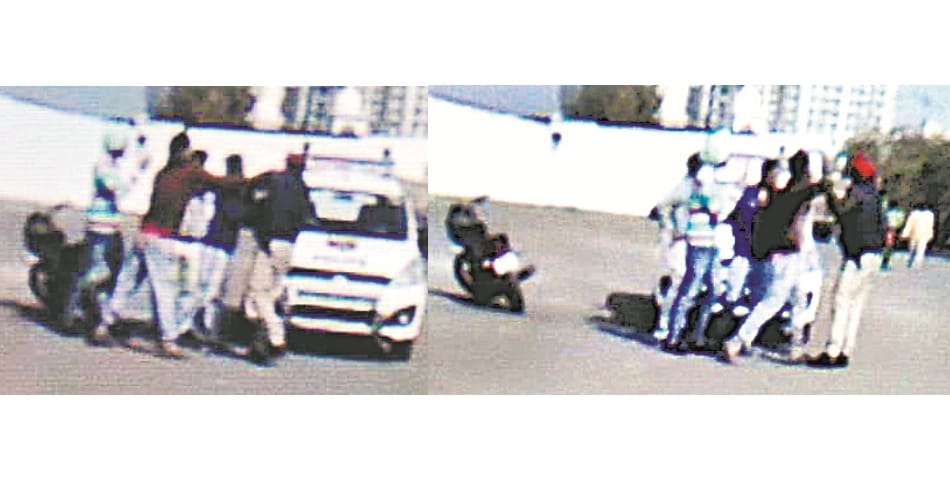  youth abused the policemen and beated in mohali