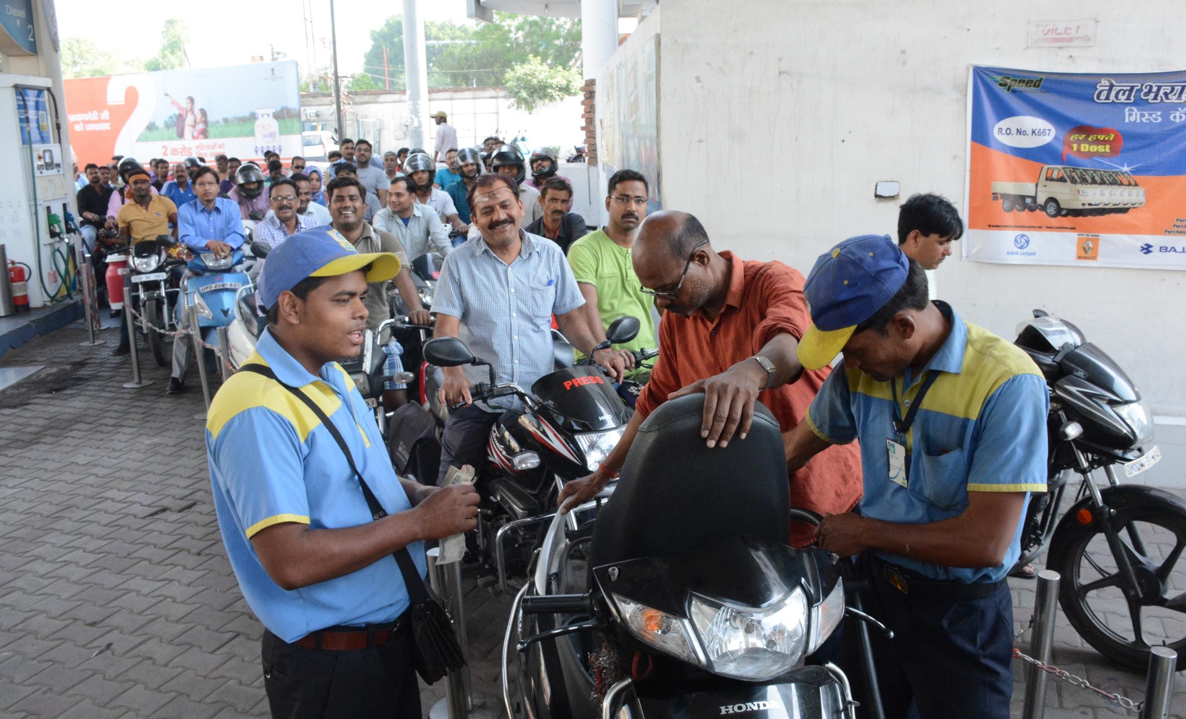 scene of lucknow roads during petrol pump strike