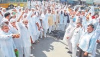 pm crop insurance, protest, farmers, burnt putla, kaithal