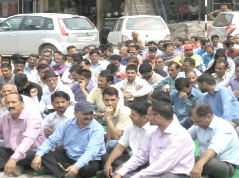 thousands truck operetor protest against jp company.