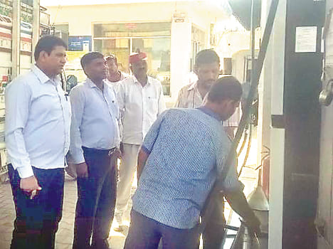 less quantity petrol caught at petrolpump, 7 chalan