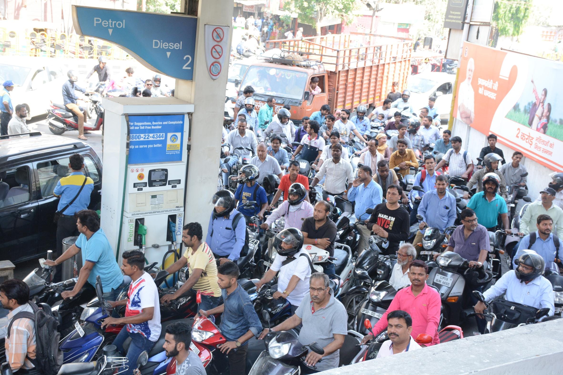 scene of lucknow roads during petrol pump strike