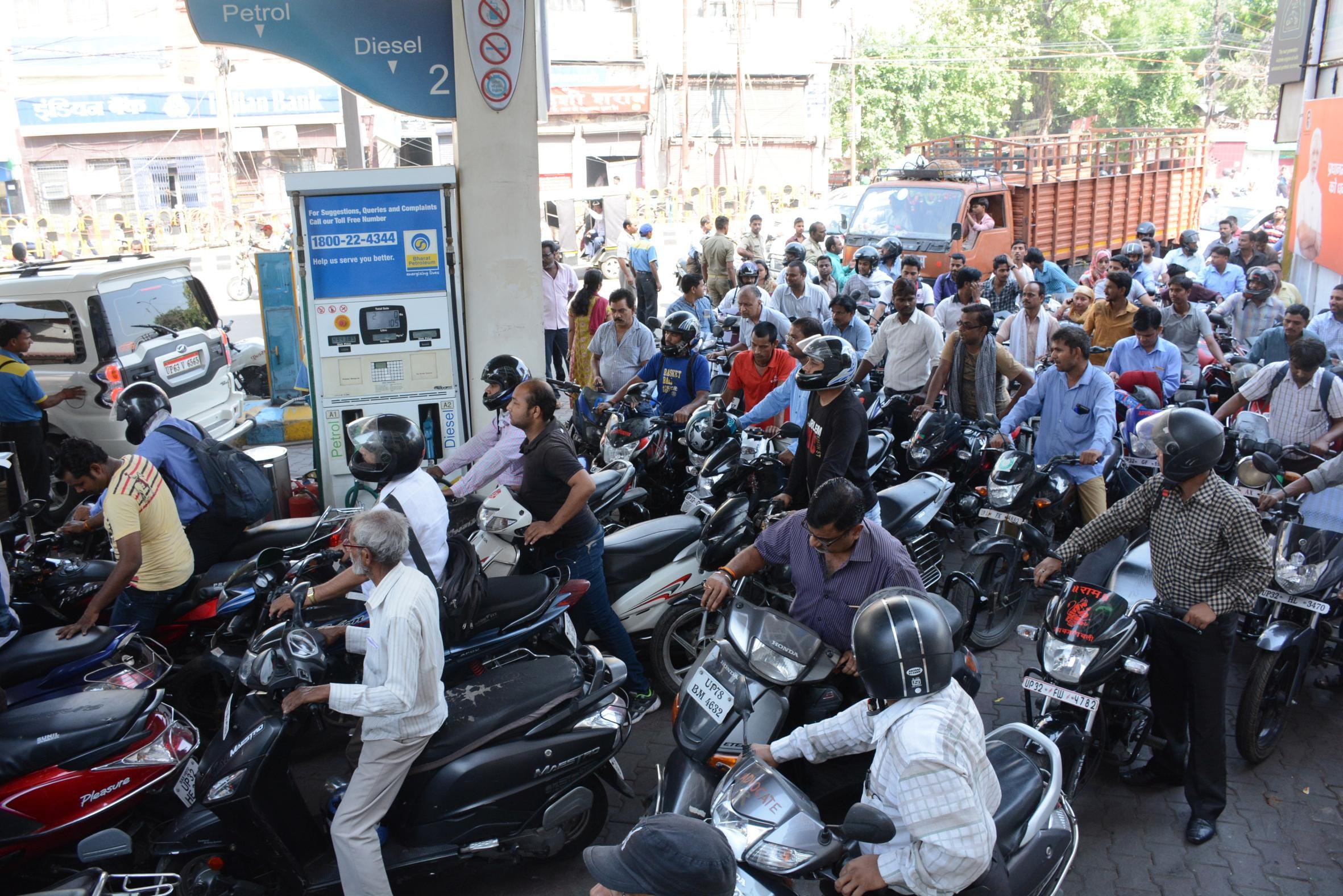 scene of lucknow roads during petrol pump strike