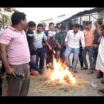 मुस्लिम समाज के लोगों ने नवाज शरीफ का पुतला फूंका