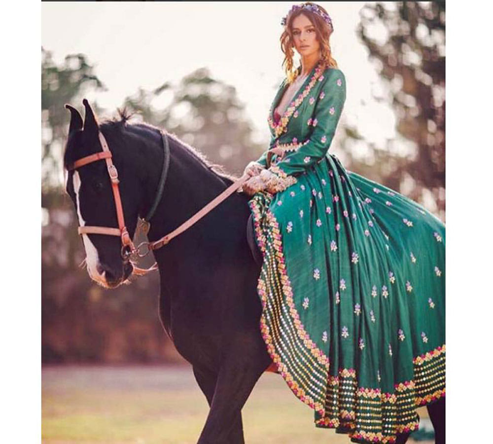 singer shibani dandekar latest hot photoshoot pics viral