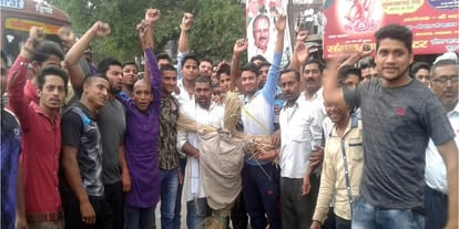 People of Muslim society blew a statue of Nawaz Sharif, told to coward pakistan