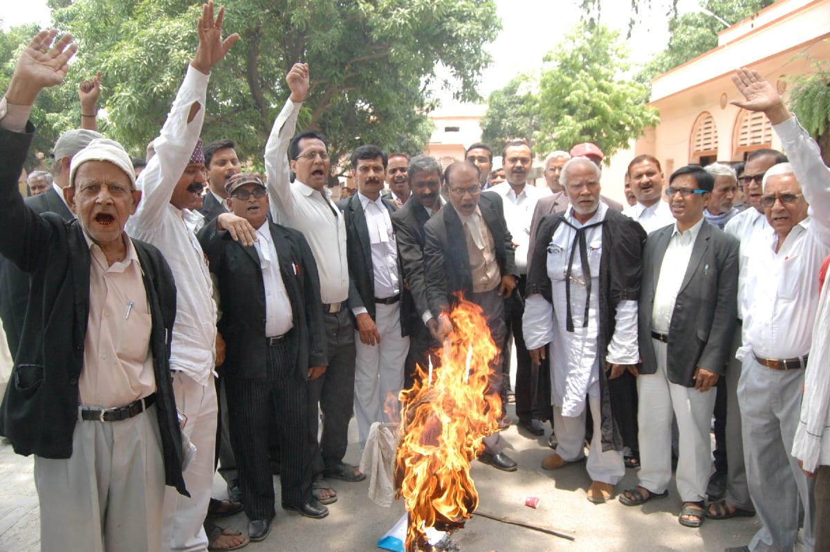 People burnt Sharif's effigy and pak flag