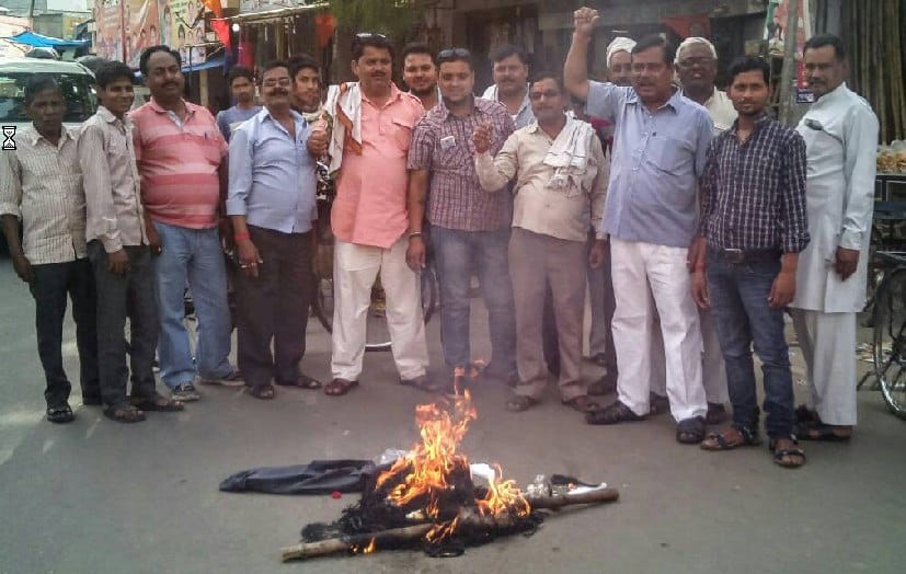 Blow the statue of Nawaz in protest against the brutality of soldiers from soldiers