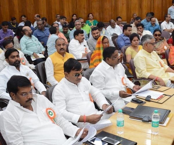 chief minister adityanath addressed to party leaders in UP assembly.