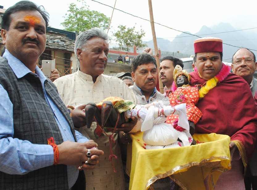 unique tradition during opening of Badrinath Dham in uttarakhand