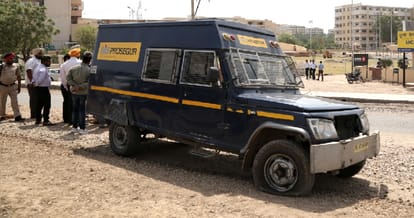more than 1 crore rupees robbed from axis bank cash van