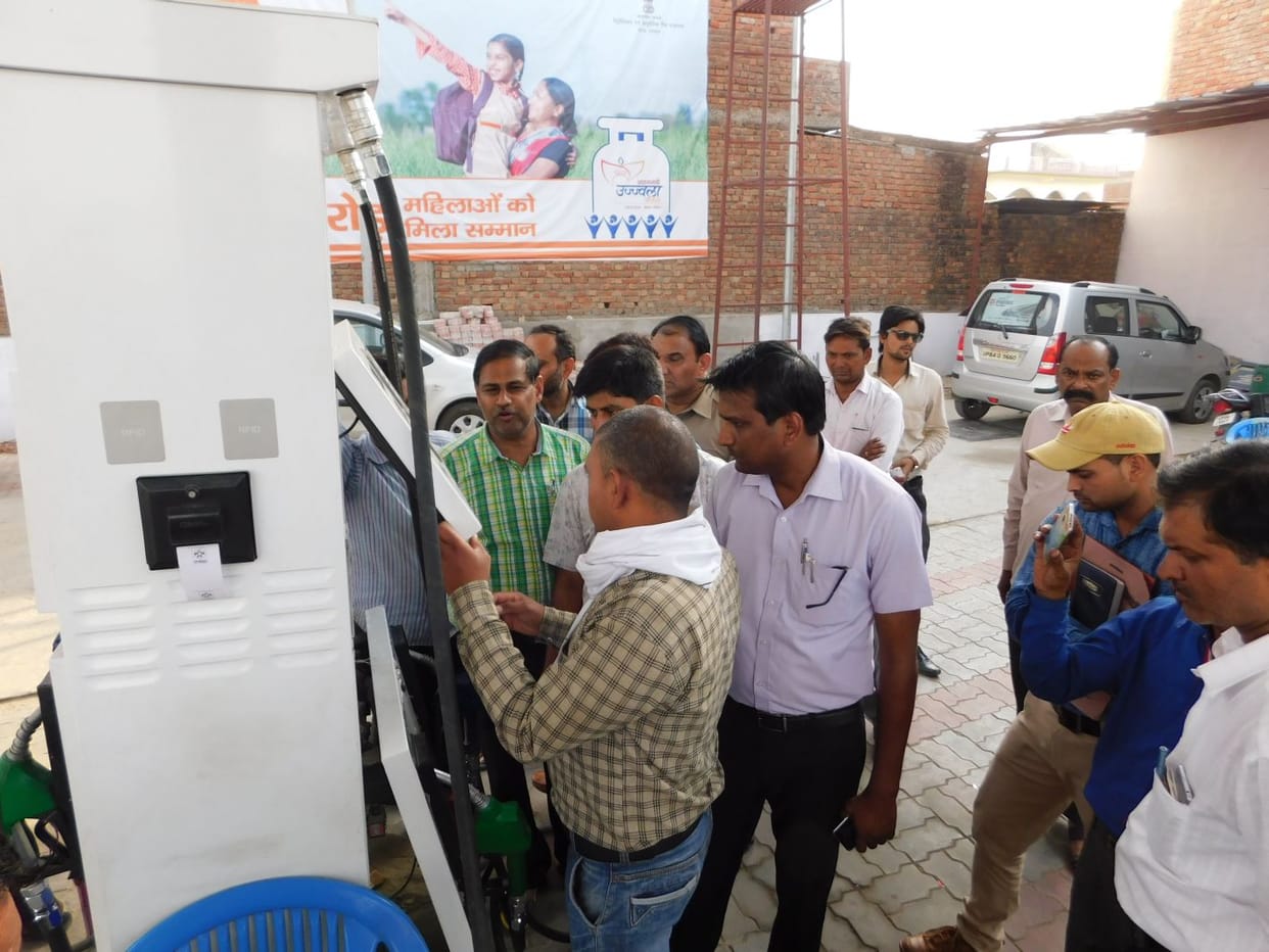 gathit samiti ne petrol pamp par maara chhaapa
