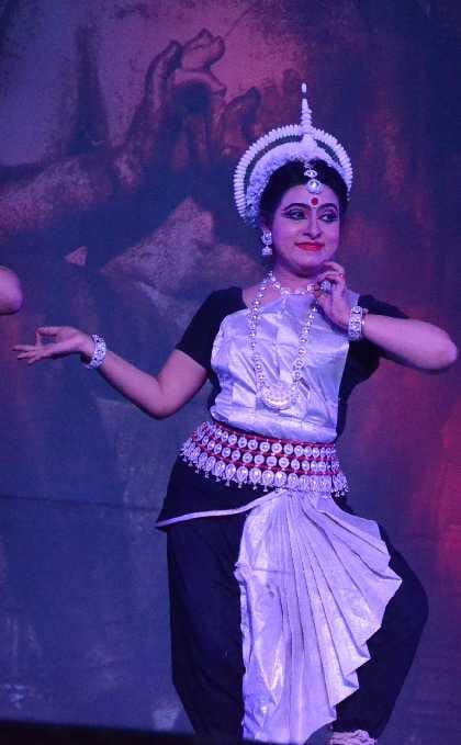 dona ganguly presented odissi dance in virasat
