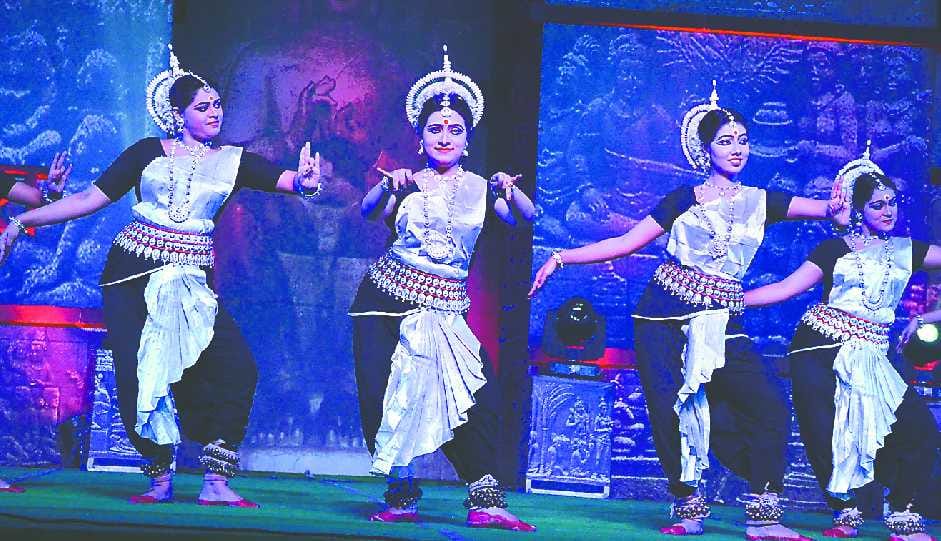 dona ganguly presented odissi dance in virasat