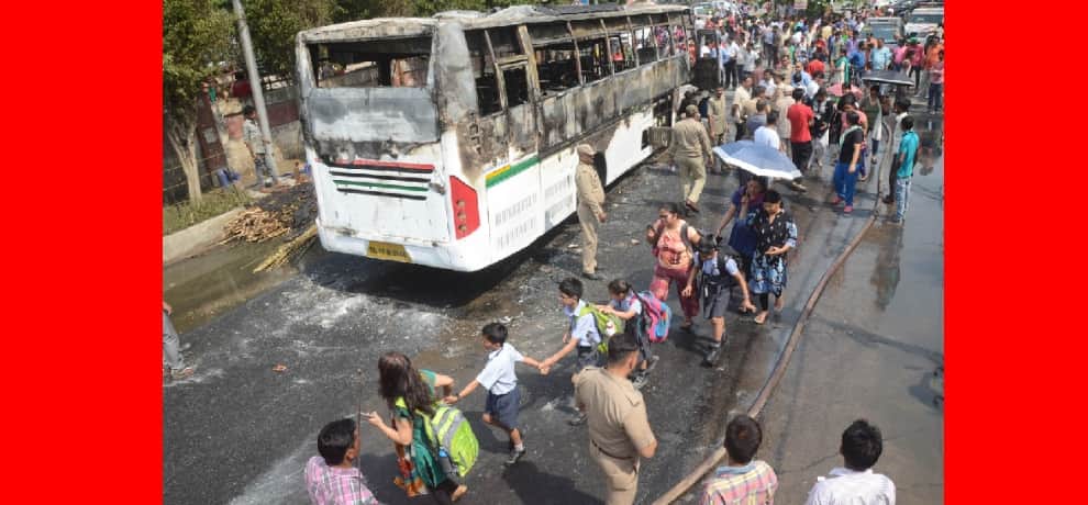 fire in school bus, teacher presence of mind saved 45 kids life