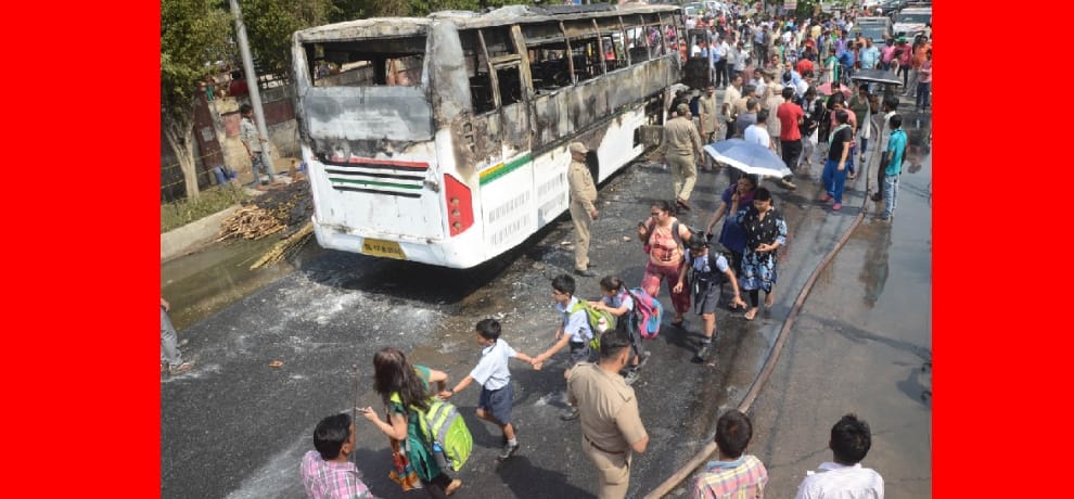 fire in school bus, teacher presence of mind saved 45 kids life