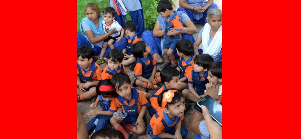 fire in school bus, teacher presence of mind saved 45 kids life