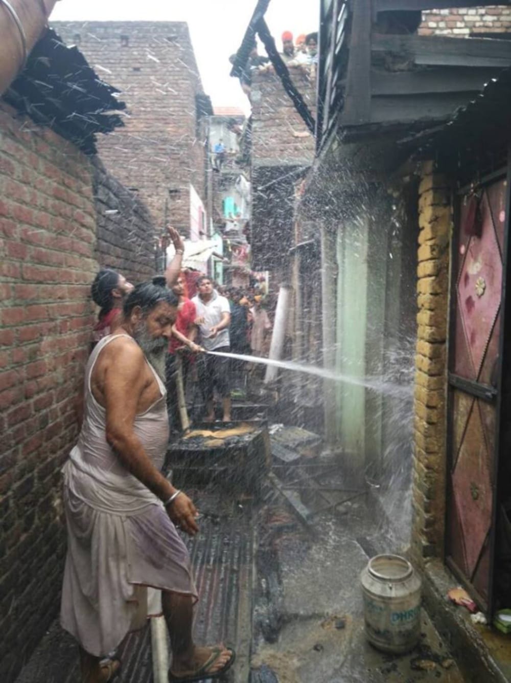 house caught fire in dehradun near police station