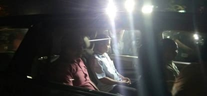 kejriwal reaches kumar vishwas house, holded his hand and took him to delhi read full story