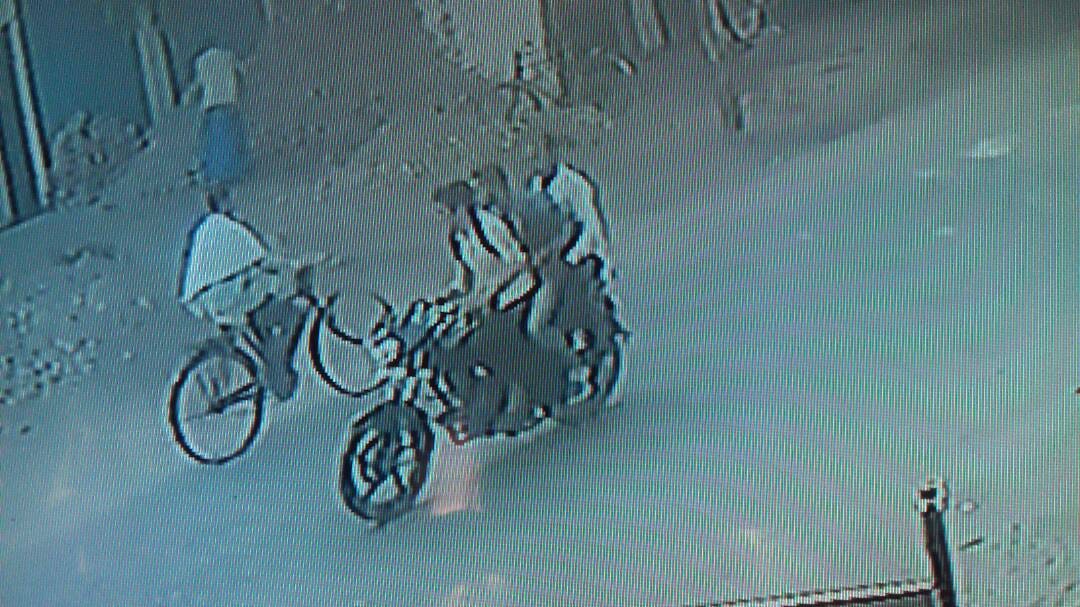 once again robbery in varanasi, robbers captuchred in cctv