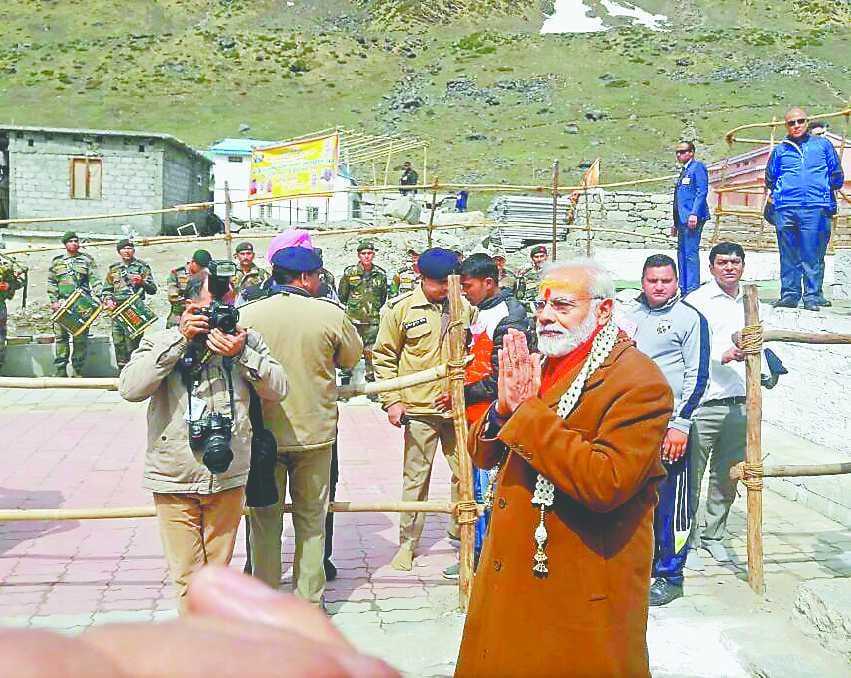 badrinath kedarnath temple committee gifted may things to pm modi