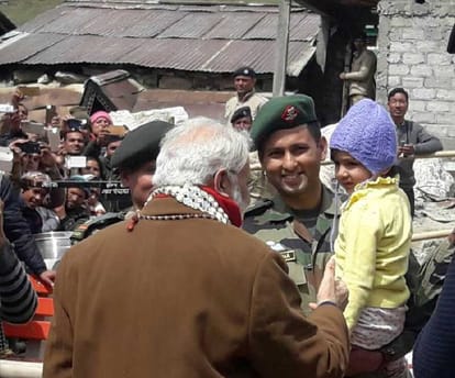 badrinath kedarnath temple committee gifted may things to pm modi