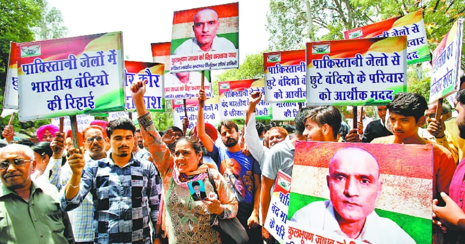 indians protest at chandigarh against govt, who was prisoned in pakistan jail