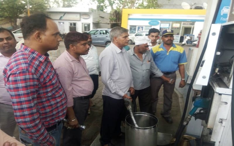 raid on petrol pump in agra