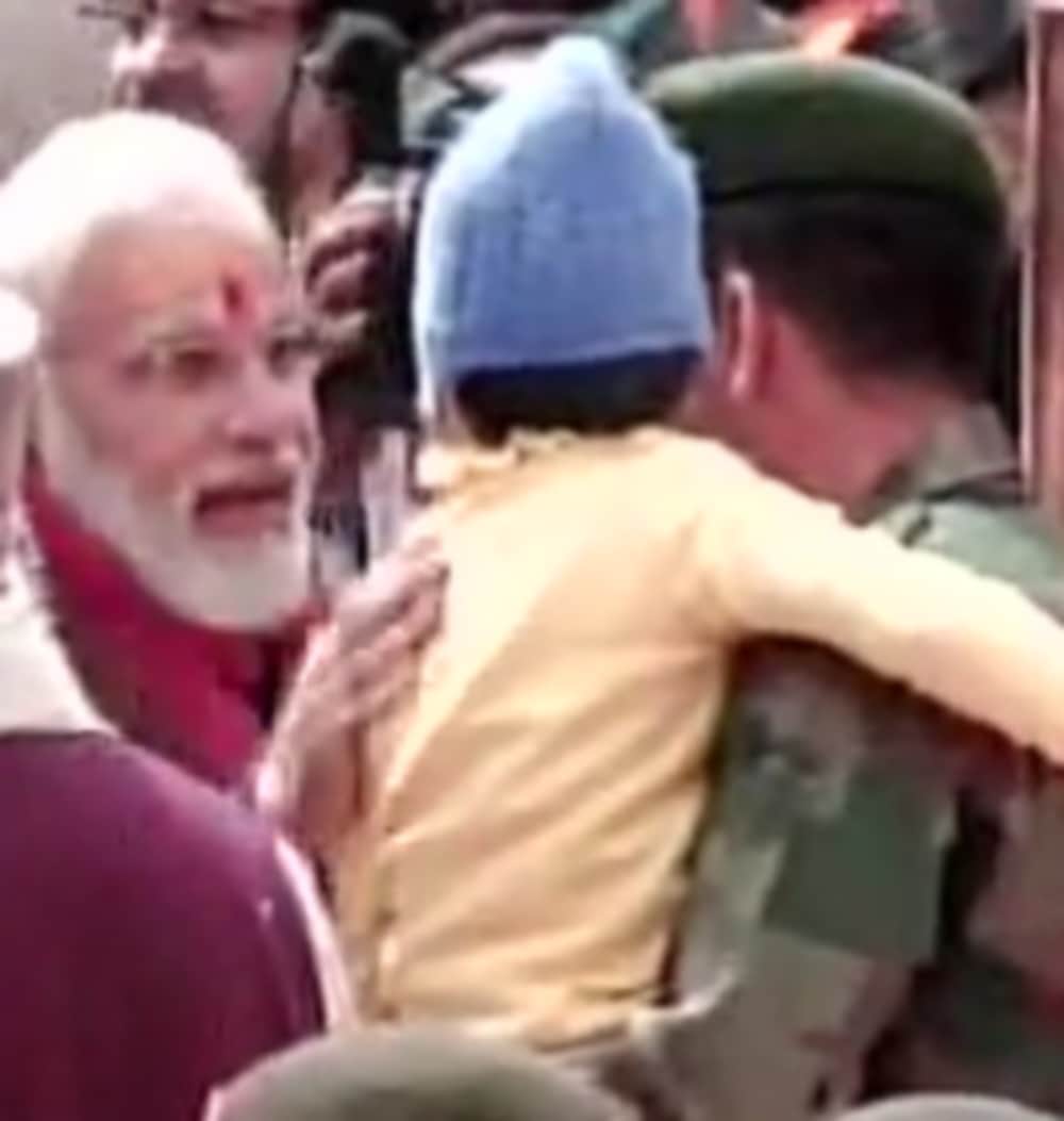 pm Narendra Modi went Kedarnath temple wearing sandal 
