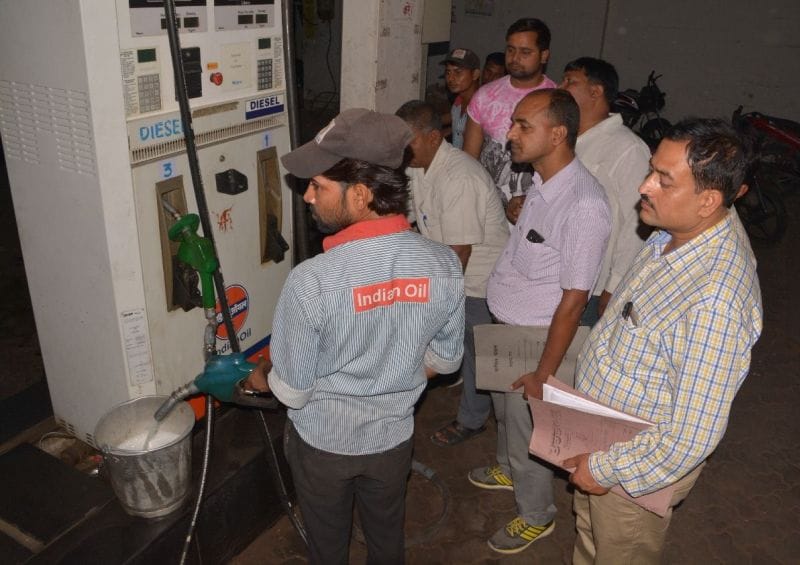 FIR against 29 petrol pumps of Lucknow.
