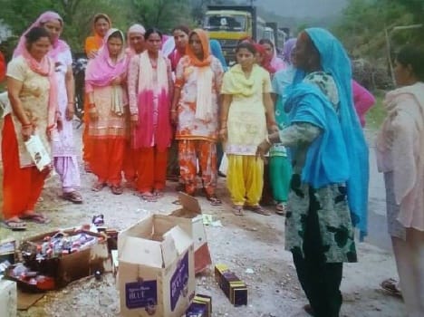 women protest against wine shop, break bottals.