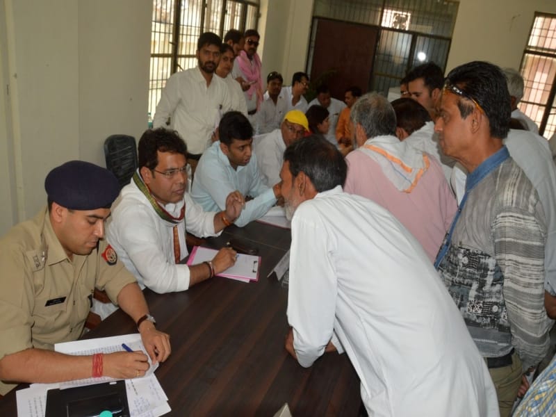 cabinate minister shrikant sharma stand up and touches the feet of oldman in mathura